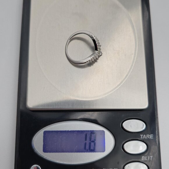 Stunning Silver Women's Ring with Crystal Accents - Picture 8 of 8